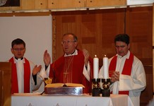 msgr. dr. Anton Stres daruje sv. ma&scaron;o v kapeli karmela v Sori