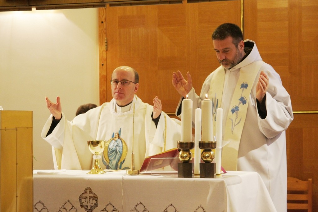 p. Albert in p. Dario darujeta sv. mašo