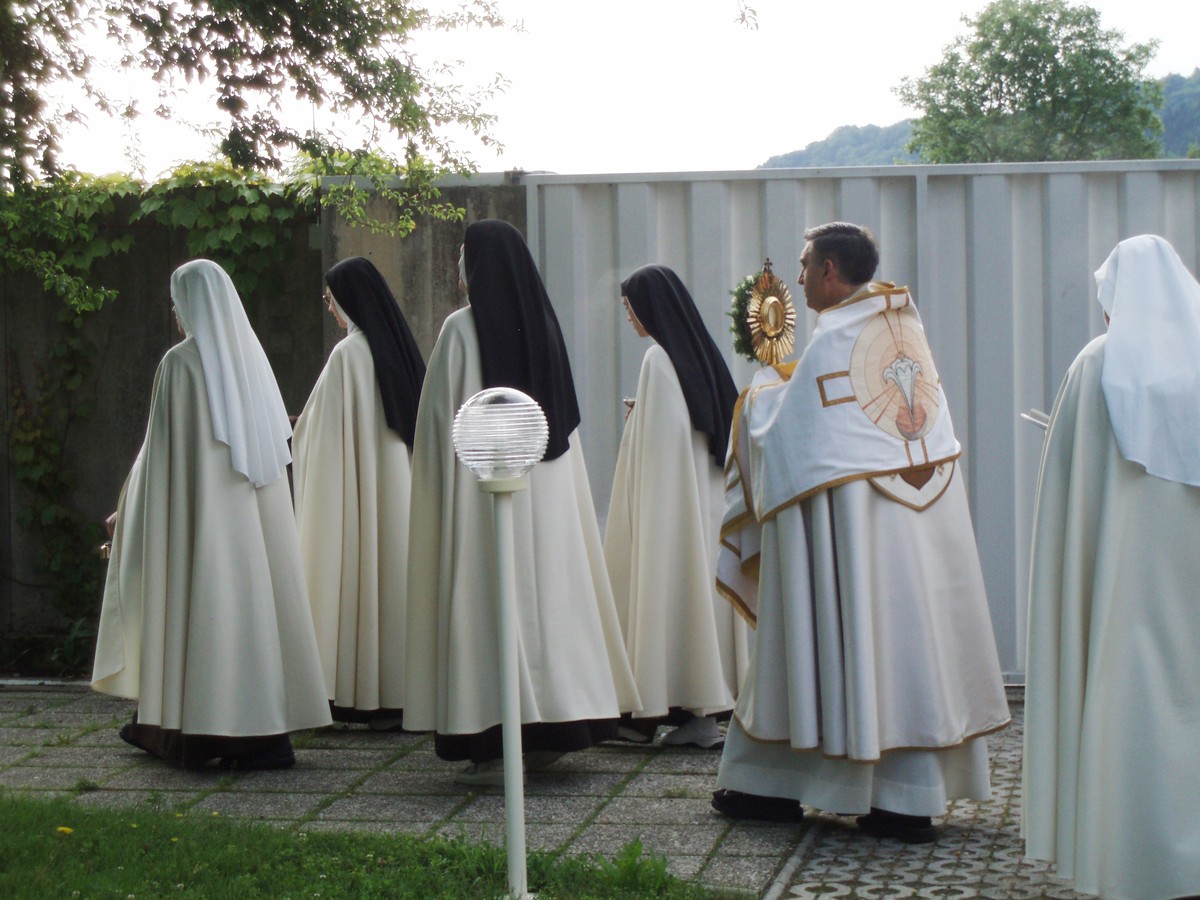 procesija z Najsvetej&scaron;im