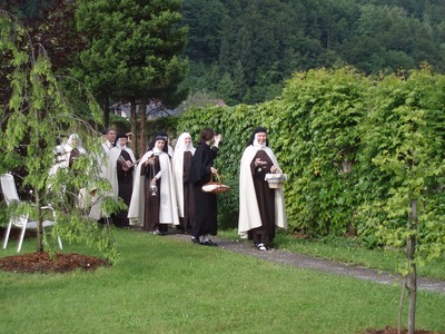 procesija z Najsvetej&scaron;im po vrtu