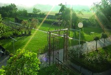 sončni žarki nad karmelskim vrtom v Sori