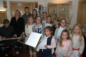 veselo otro&scaron;ko petje Čebelic, god sv. Terezike 2014